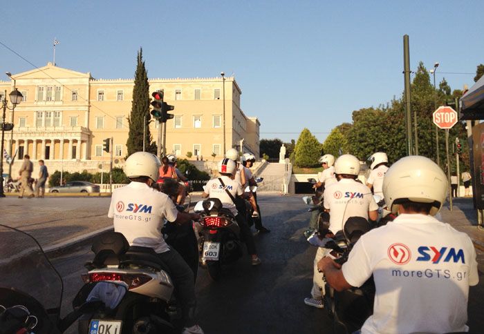 Μια ομάδα από 12 SYM GTS 300i κυκλοφορεί ήδη στην Αθήνα και ενημερώνει τους ενδιαφερόμενους.